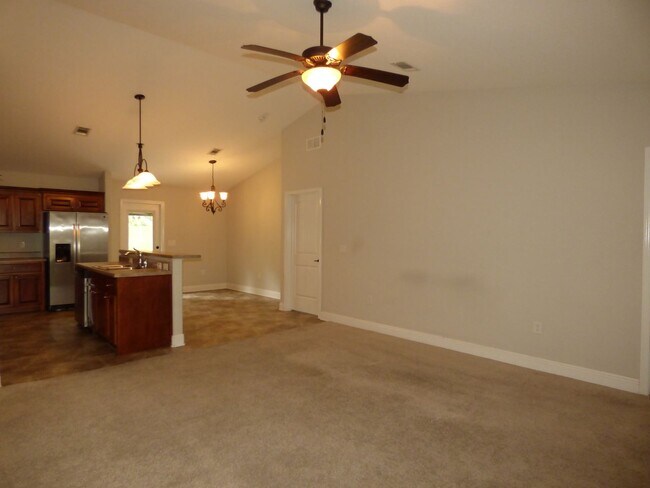 Building Photo - Great Home Minutes From Interstate