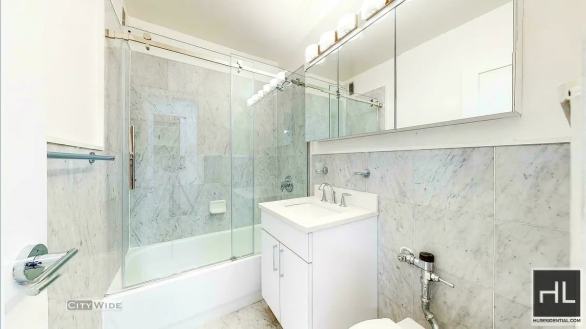 Building Photo - 5 AVENUE