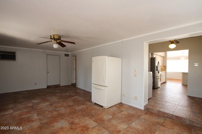 Building Photo - 909 W Avalon Dr
