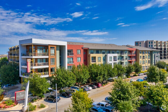 Building Photo - Villages at Domain