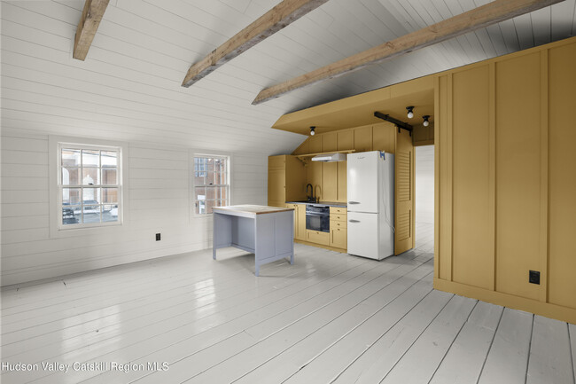 Building Photo - 620 Warren St