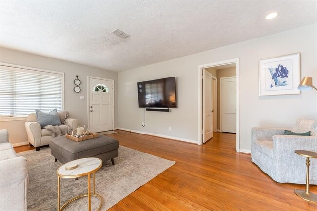 Building Photo - 1087 Lamonte Ln