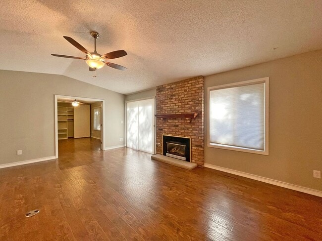 Building Photo - Luxury One-Level End-Unit Townhome, Vaulte...