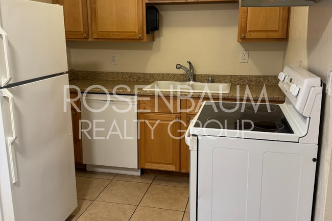 Building Photo - Spacious 1-bed, 1-bath apartment in the he...