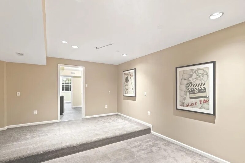 Foto del edificio - 8040 Flora Ln