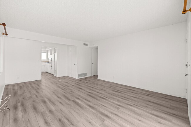 Foto del edificio - 6685 Sabado Tarde Rd