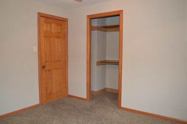 Building Photo - Stunning West Allis 2br upper un