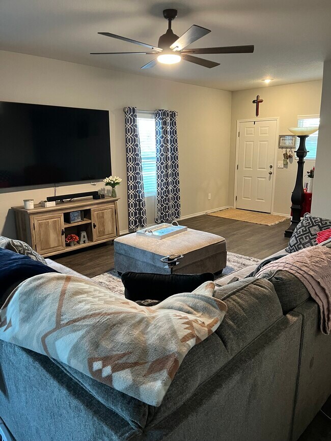 Los muebles serán retirados antes de la mudanza. - 1041 Fisher Way