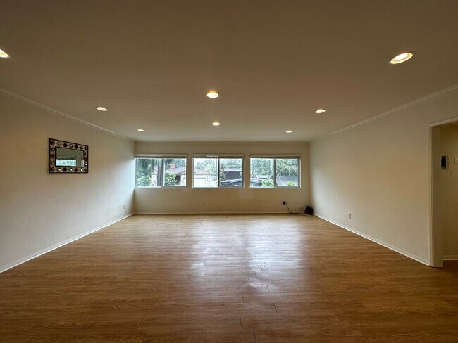 73 SW Flagler - Folleto de arrendamiento - 1015 N Michillinda Ave