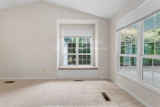 Foto del edificio - Lake Oswego Two Bedroom Home - New Updated Kitchen Coming Soon!