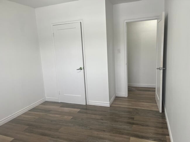 Building Photo - 21 Stirling Ave S