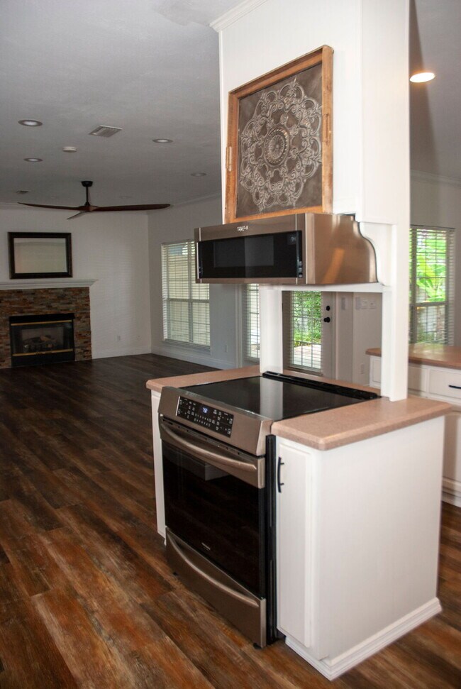 Foto del edificio - Luxury 3 bedroom 3.5 bath home in GATED community with BOAT SLIP!