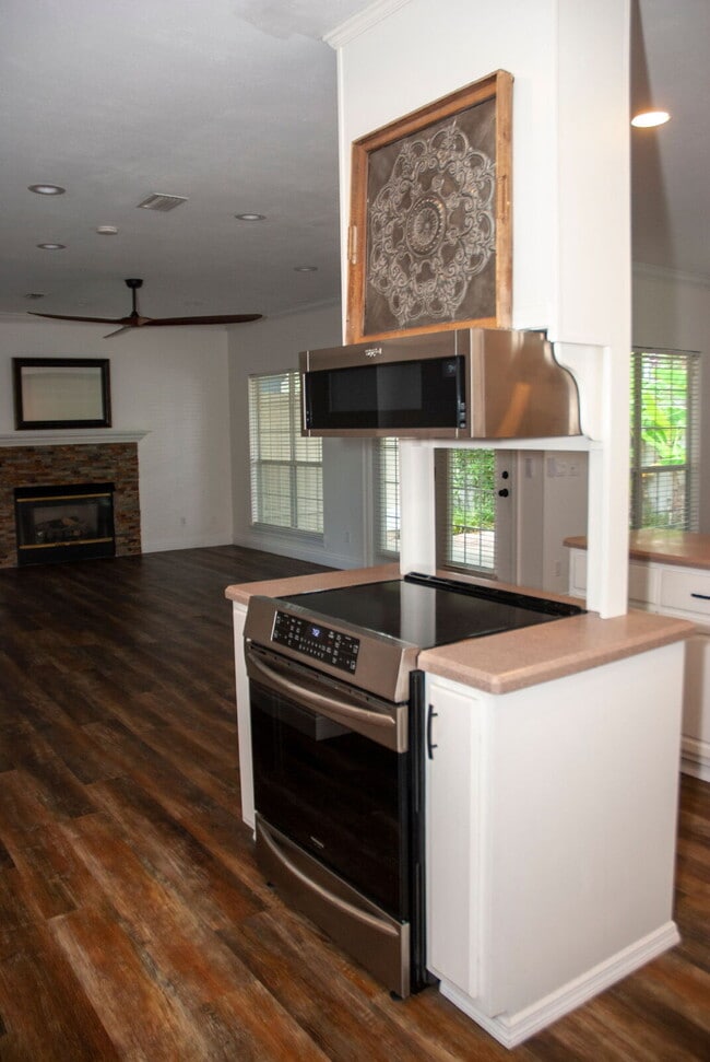 Building Photo - Luxury 3 bedroom 3.5 bath home in GATED community with BOAT SLIP!