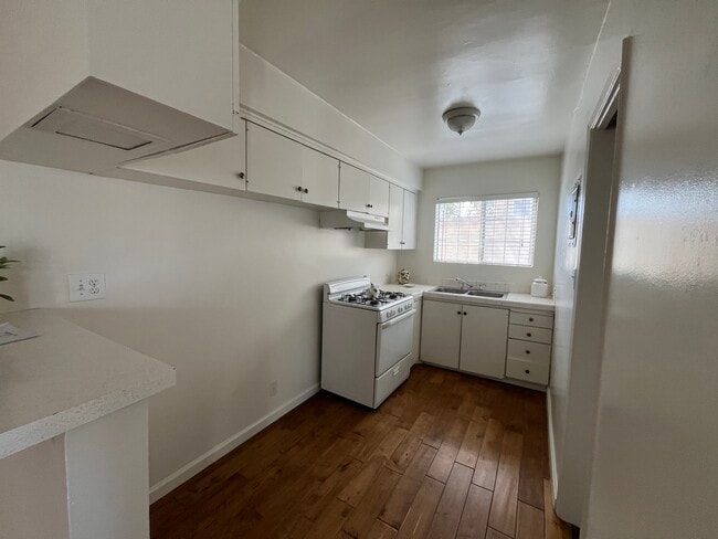 Foto del edificio - 6939 Hazeltine Ave