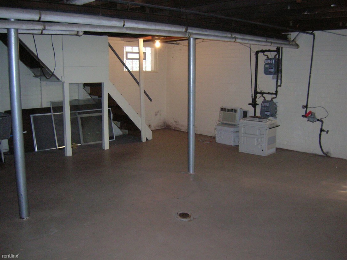Building Photo - 1059 Beaconsfield Ave
