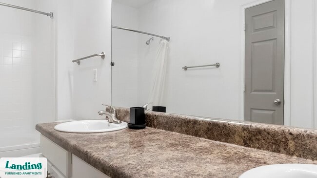 Building Photo - 925 Canterbury Rd NE