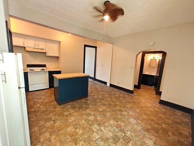 Foto del edificio - 104 E Mechanic