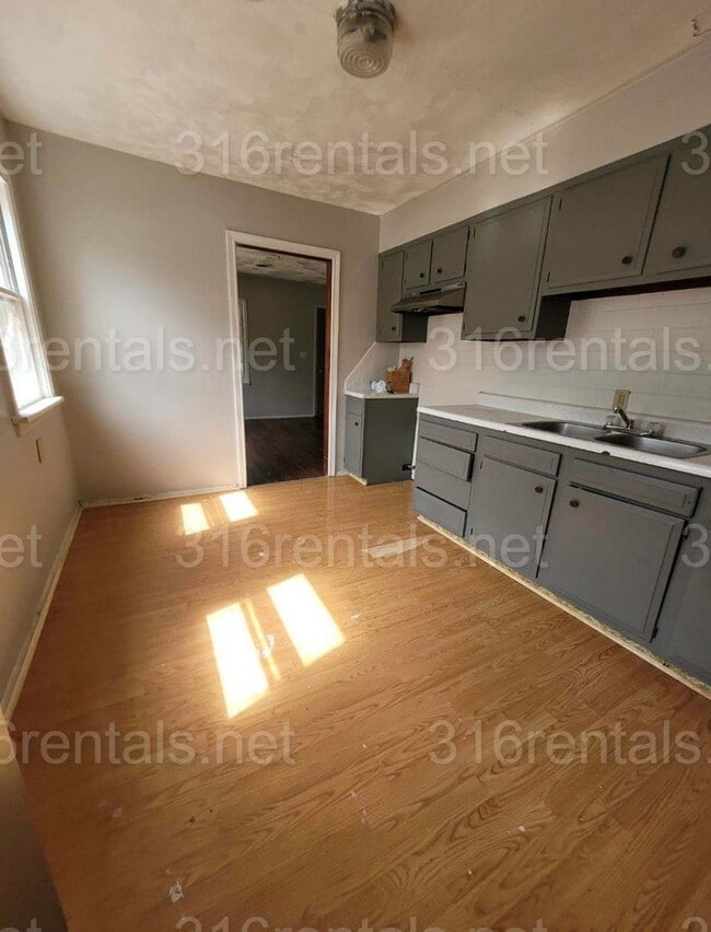 Building Photo - $825 - 2 bed 1 bath - Single Family Home