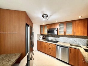 Building Photo - 999 Brickell Bay Dr
