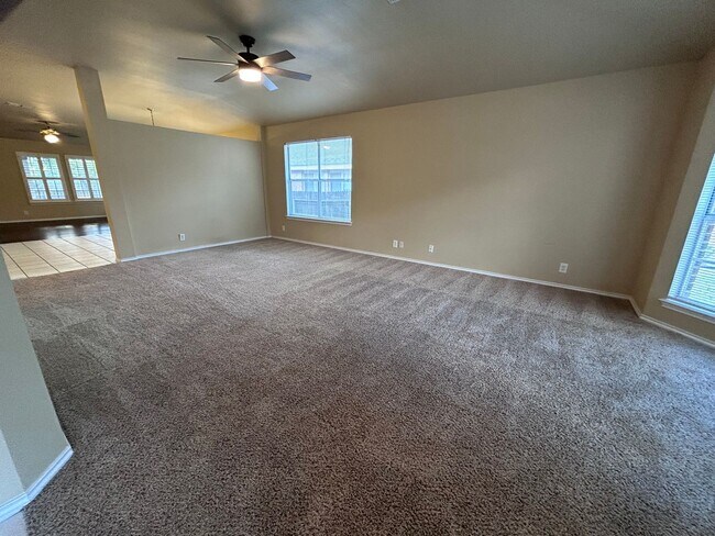 Foto del edificio - **APPLICATION RECEIVED** Gorgeous 3 Bedroo...