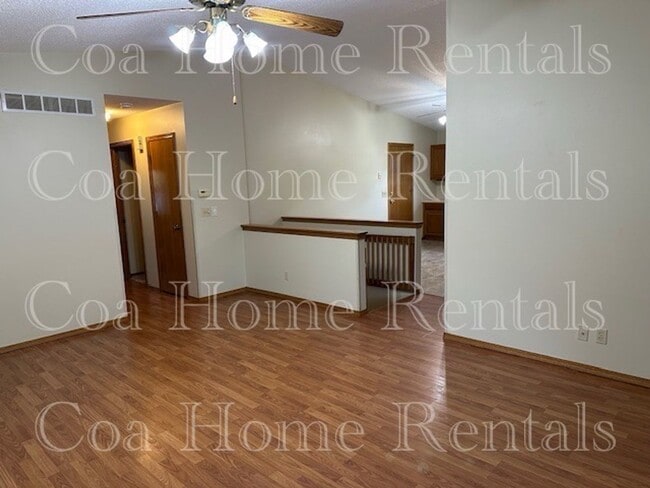 Building Photo - East Side Location