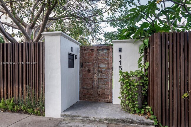 Foto del edificio - 115 SW 23rd Rd