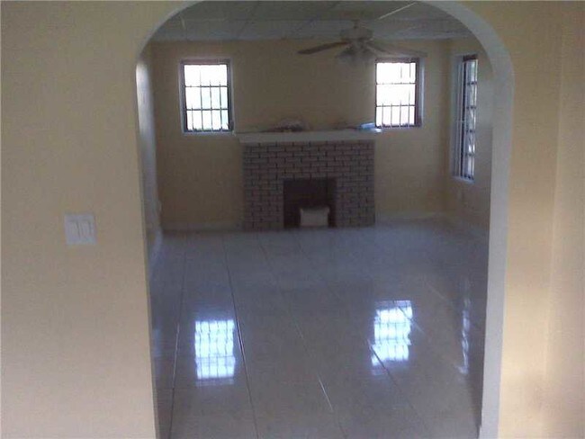 Foto del edificio - 558 NW 43rd St