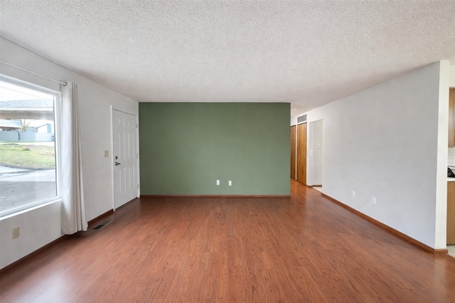 Building Photo - Cozy 2 bedroom with HUGE backyard!