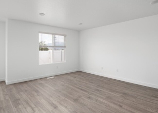 Foto del edificio - Like New 3 Bd 2.5 Bath Townhome