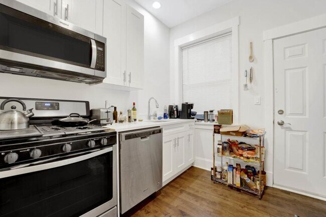 Foto del edificio - 3 bedroom in Chicago IL 60613