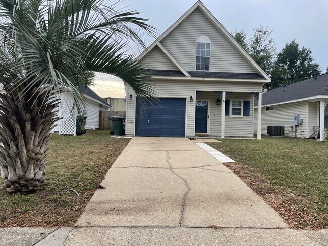 Building Photo - Introducing a Charming Home Retreat Located in the Heart of Pensacola