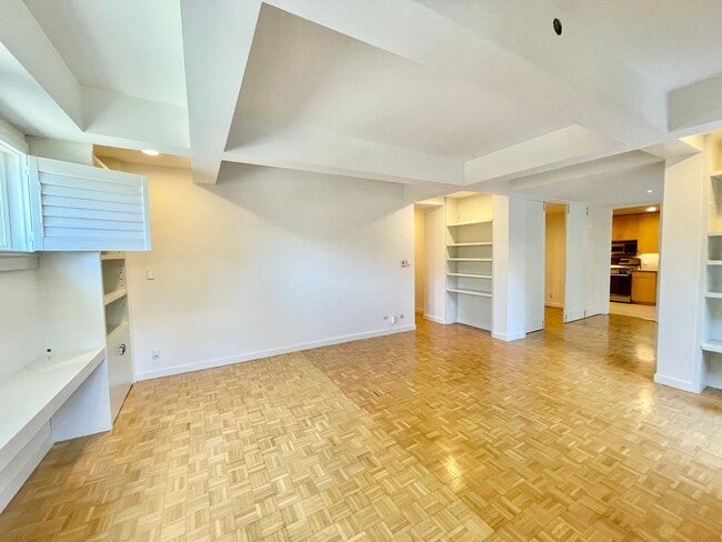 Building Photo - Coveted Pacific Heights Condo w/Private Pa...