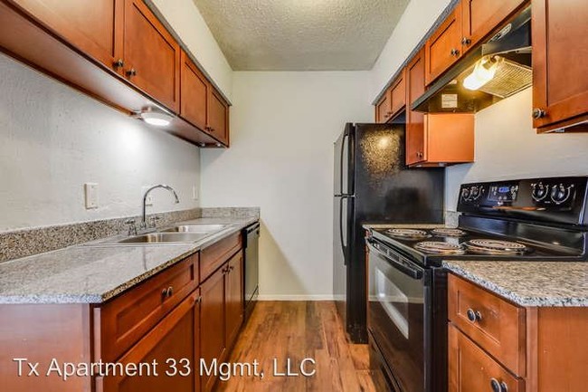 Building Photo - 9010 Galewood Dr