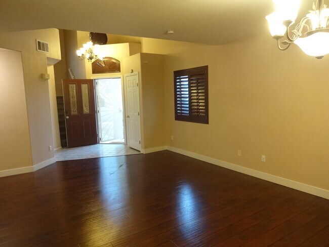 Foto del edificio - 9516 Forest Lily Ct