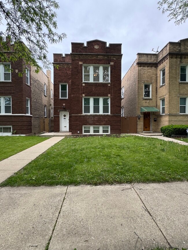 Building Photo - 1822 N Luna Ave