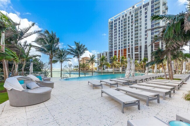 Foto del edificio - 460 NE 28th St