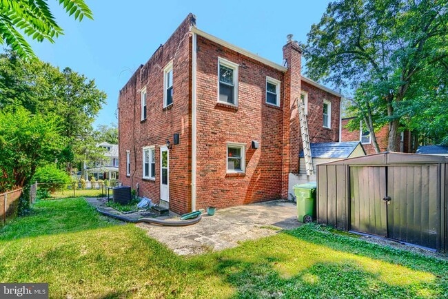 Building Photo - 6110 Everall Ave