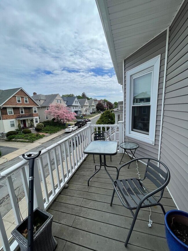 Foto del edificio - NO FEE ~ HUGE BRIGHTON CENTER 3 BEDROOM AVAILABLE 9/1 ~ PARKING AVAILABLE