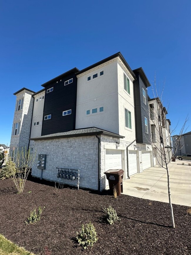 Building Photo - BRAND NEW CONDO