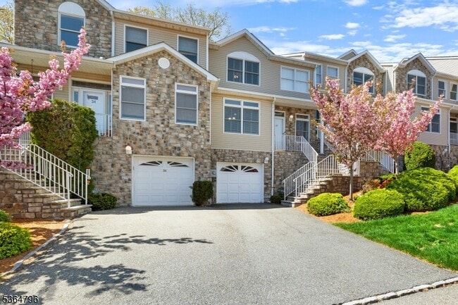 Building Photo - 28 Pinfold Ct