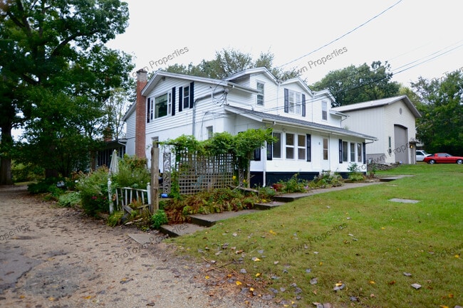 Building Photo - 10 Riverview St