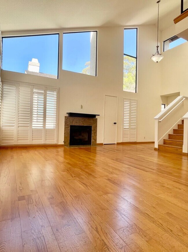 Building Photo - Tierrasanta 3br, 3b + loft Townhome