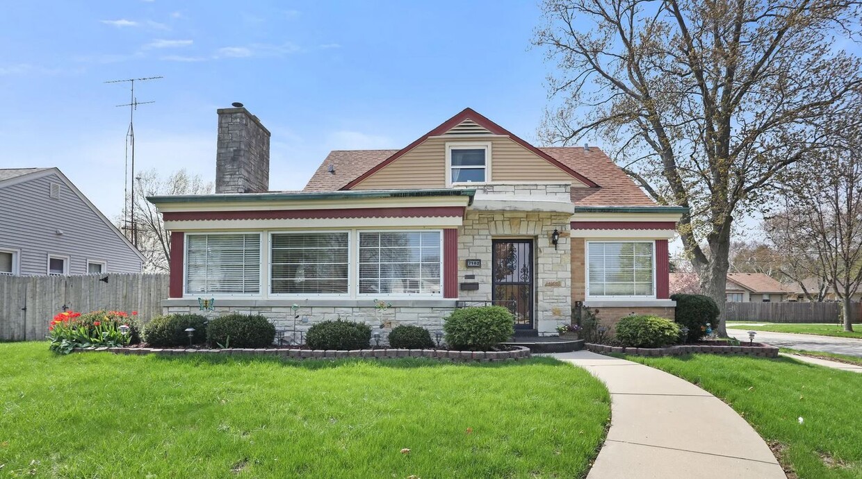 Front of House - 7102 Pershing Blvd