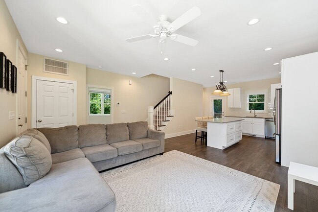 Foto del edificio - 6 Bedroom 6 Bathroom Offering a 6 Month Le...