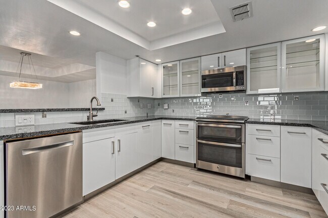 Building Photo - 7970 E Camelback Rd