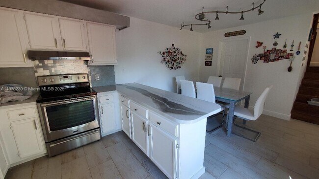 Foto del edificio - 2556 Lakeview Ct