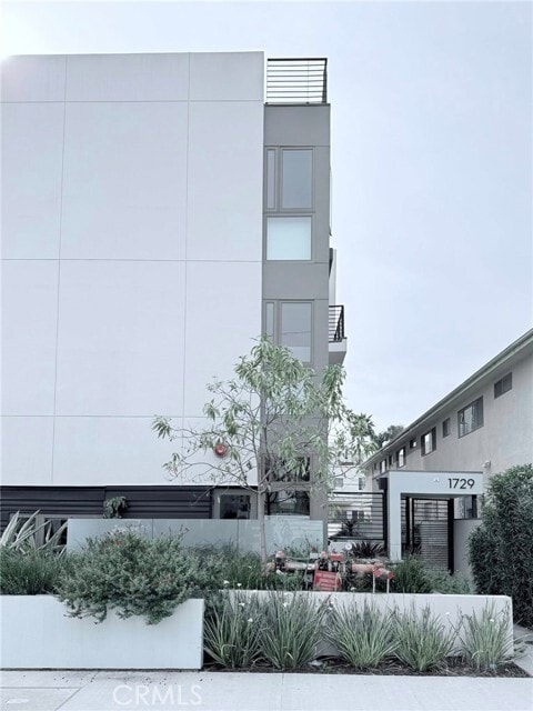 Building Photo - 1729 S Barrington Ave