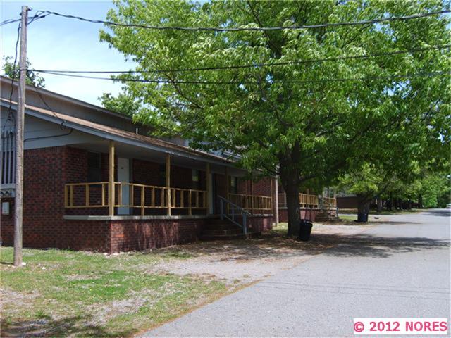 Building Photo - Twin Oaks Apartments