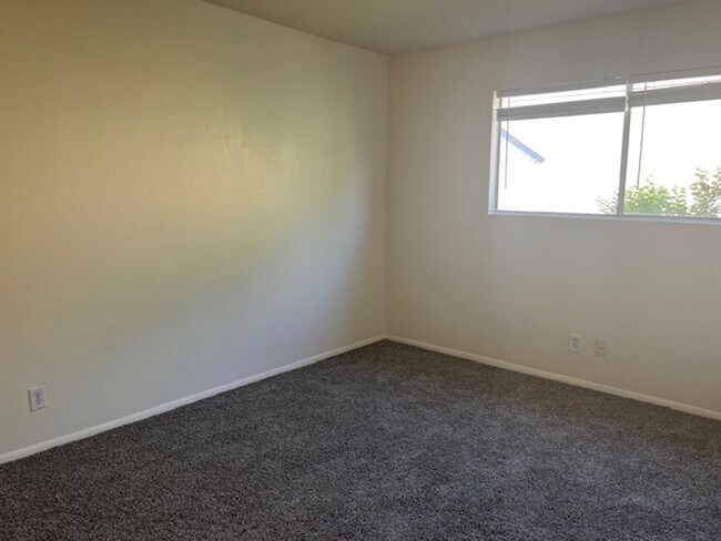 Building Photo - Townhome in 4-plex - near UNR - Covered Pa...
