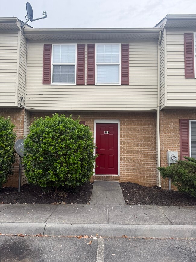 Building Photo - 382 Woodstock Ln
